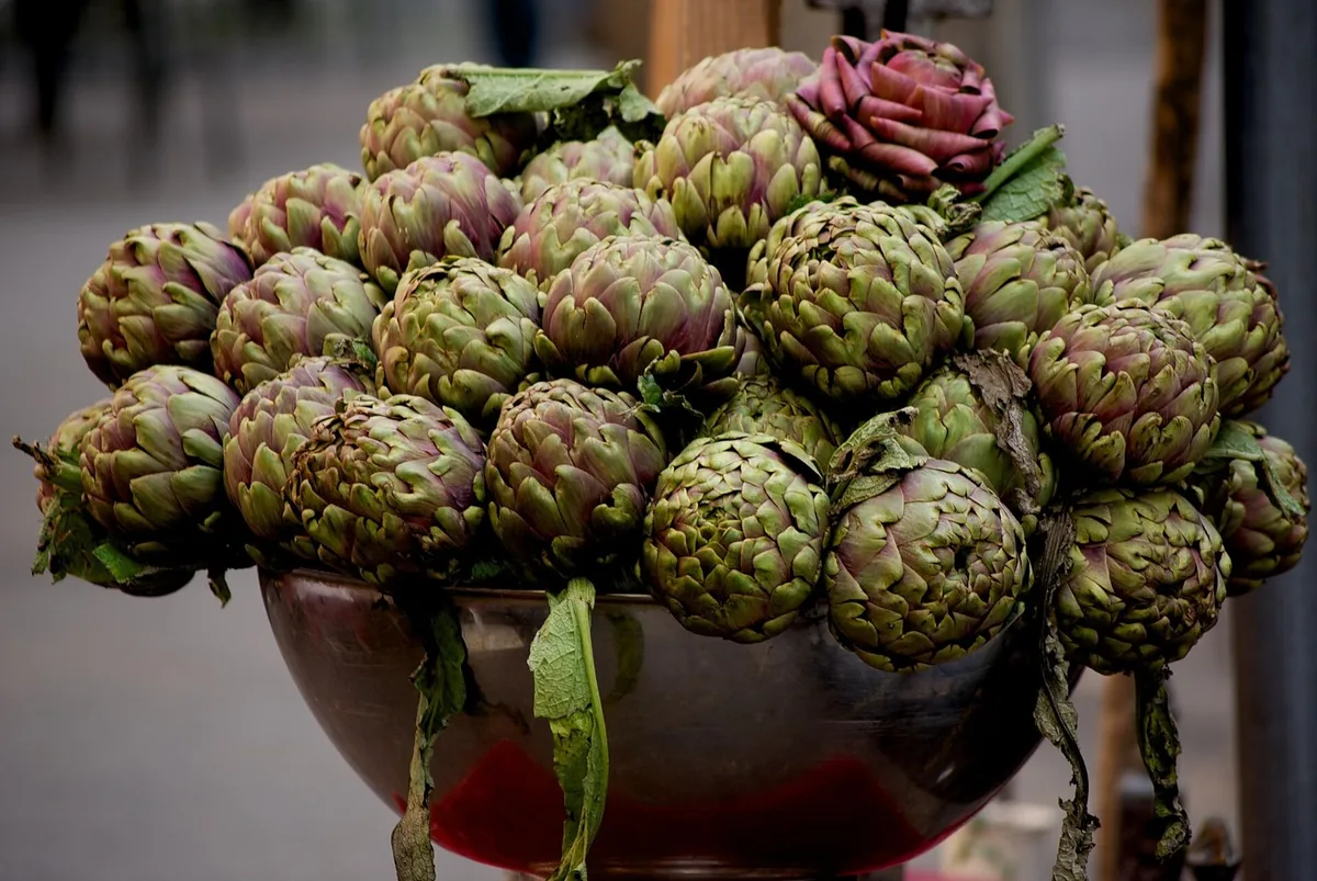 Romanesco artichokes on a market stall: the same variety as the Procida artichoke