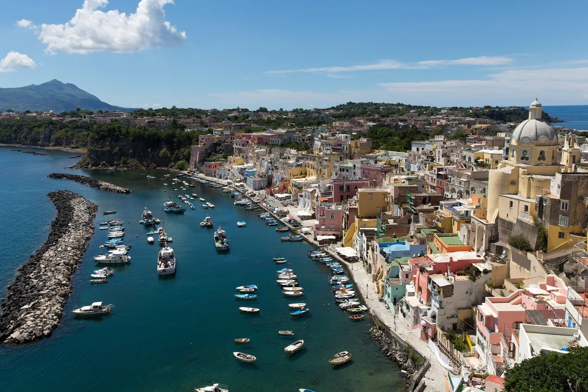 The pastel houses of Marina Corricella with the fishermen&rsquo;s boats, Procida
