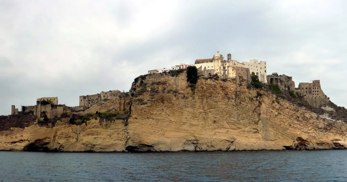 Procida: boat trip around the island with swim stops and underwater photos